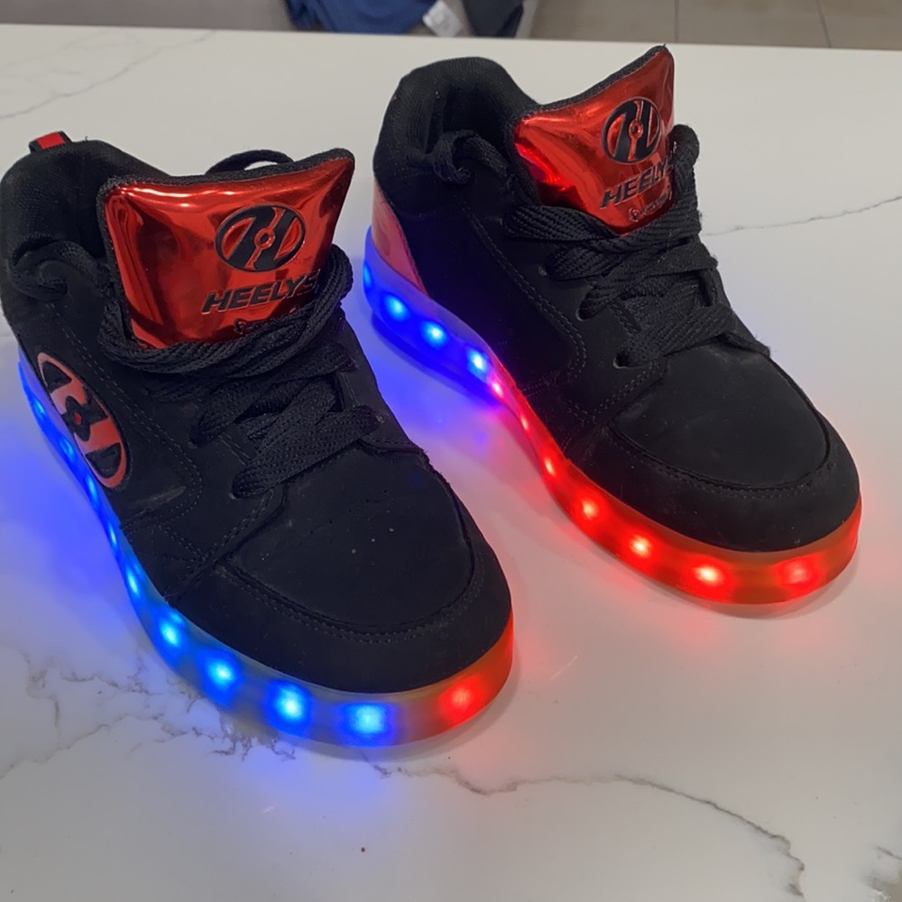 Heelys Premium 1 Lo black and red boys shoes size  3 (boys)